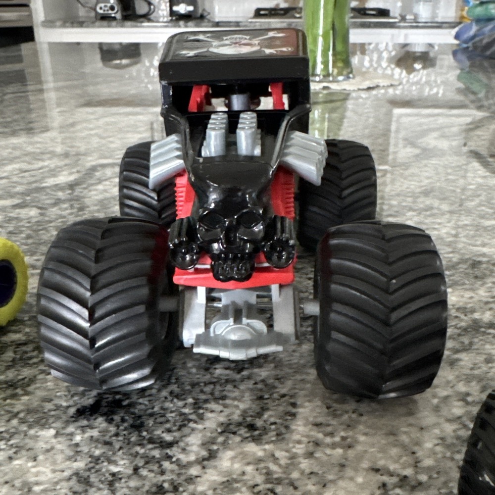 HOT WHEELS 1/24 "BONESHAKER" BLACK/RED MONSTER JAM DIECAST Plus 5 Smaller Trucks - Picture 3 of 12
